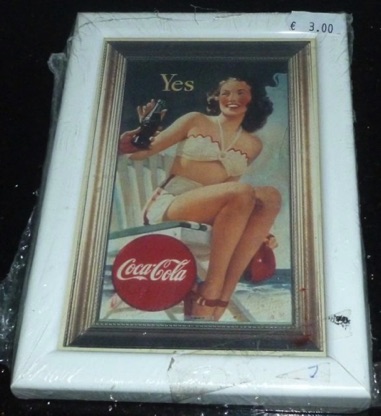 p9212-1 € 3,00 coca cola lijstje 10x15cm dame in stoel